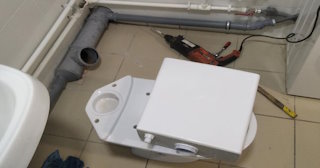 Установка напольного унитаза в Крымске: монтаж под ключ от СантехДомКрм от 5166 рублей.